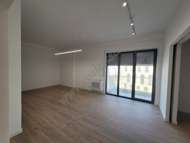 Apartament 3+1 per zyra per qera ne rrugen Bardhok Biba ne Tirane.
Apartamenti pozicionohet ne kati